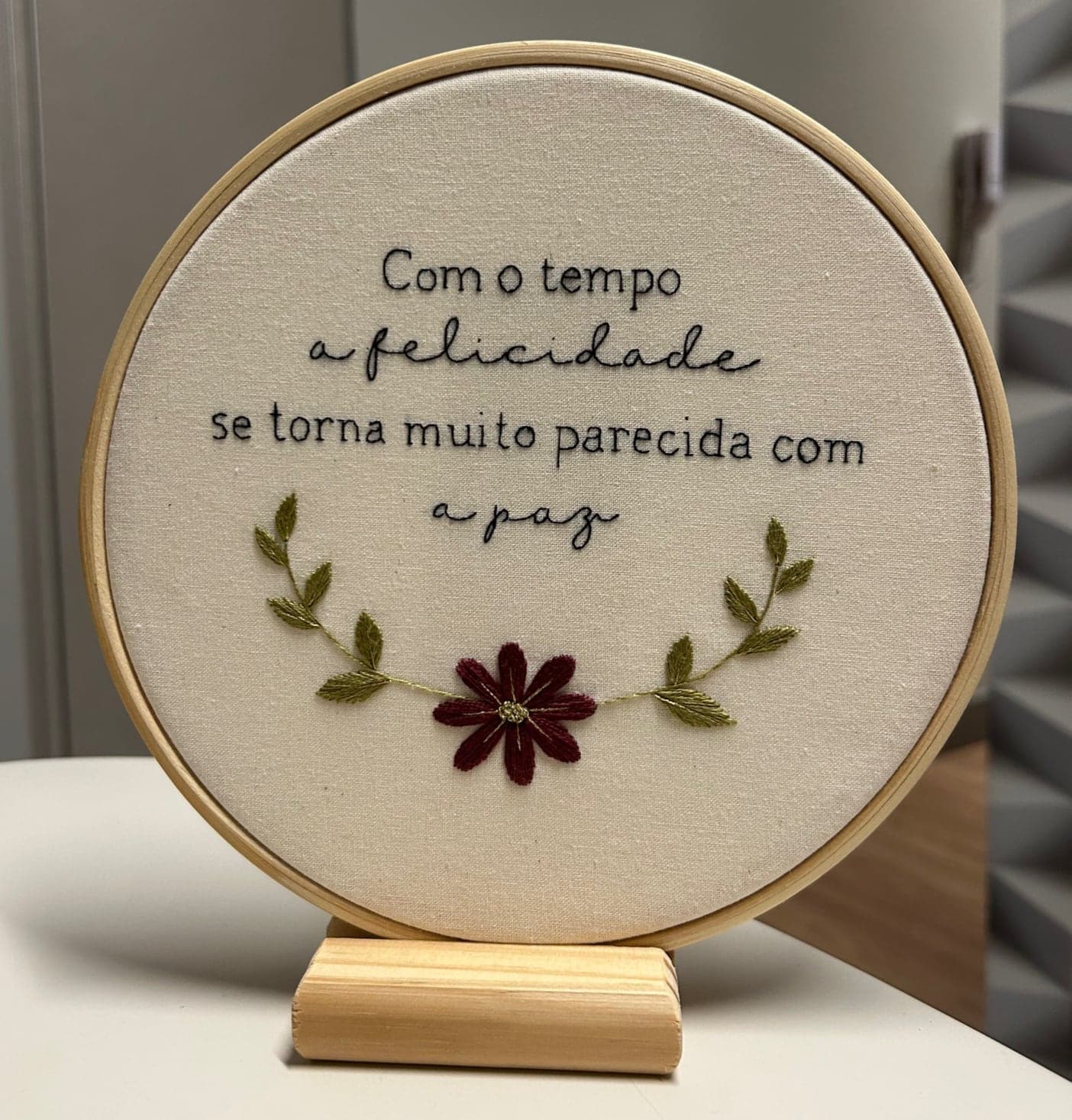 Quadro com os dizeres: com o tempo, a felicidade se torna muito parecida com a paz
